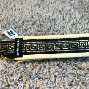 Definity beige skinnhalsband brodyr Golden greek key1