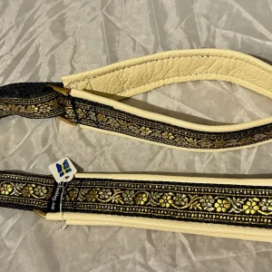 Definity halsband äkta skinn, färg creme med brunei brodyr