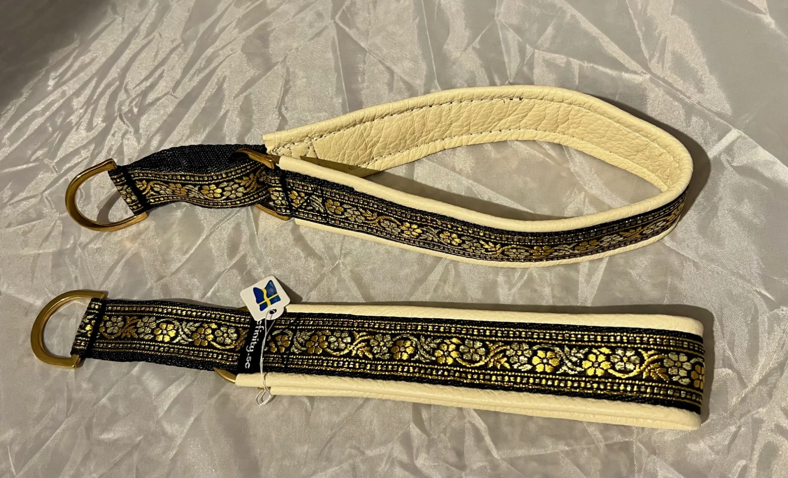 Definity halsband äkta skinn, färg creme med brunei brodyr