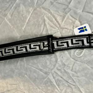 Definity skinnhalsband med brodyr Silver Greek 1