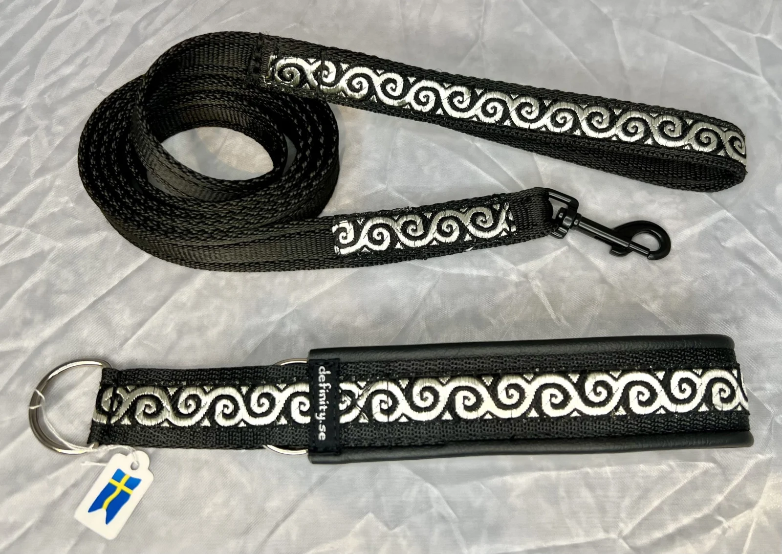 Definity skinnhalsband med brodyr Silver Swirl