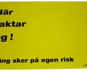 Dekalskylt Här Vaktar Jag! Gul Stor
