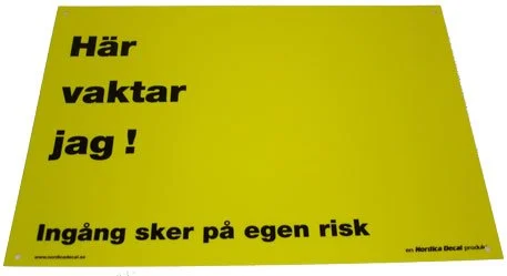 Dekalskylt Här Vaktar Jag! Gul Stor