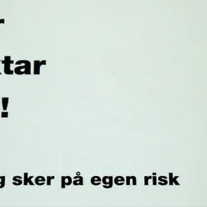 Dekalskylt Här Vaktar Jag! Vit