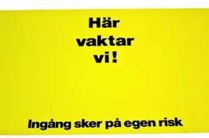 Dekalskylt Här Vaktar Vi! Gul