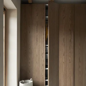 Garderobsdörr i mörk ek – 50×195 cm