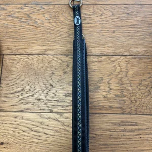 Halsband halvstryp V-mönster i svart