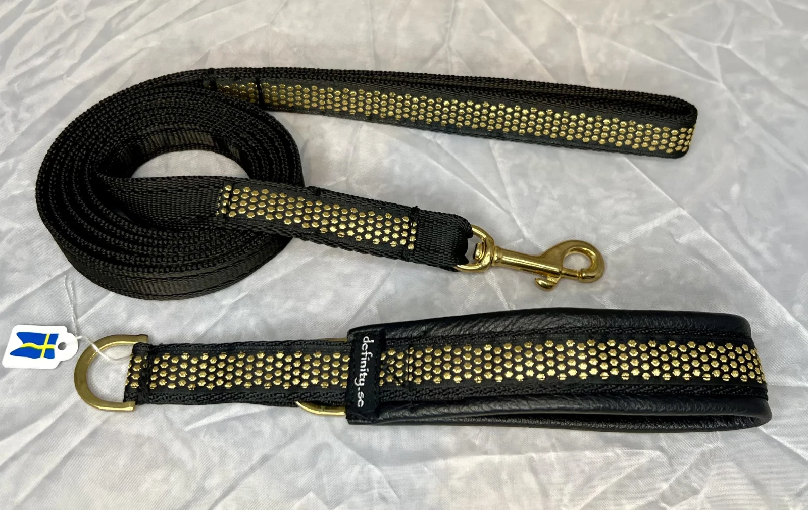 Halsband i äkta mjukt skinn svart med guld Golden Diamond brodyr