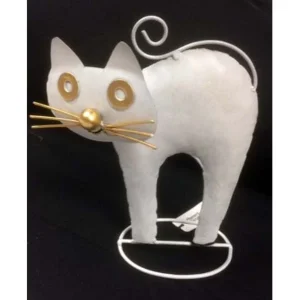 Katt i hamrad plåt