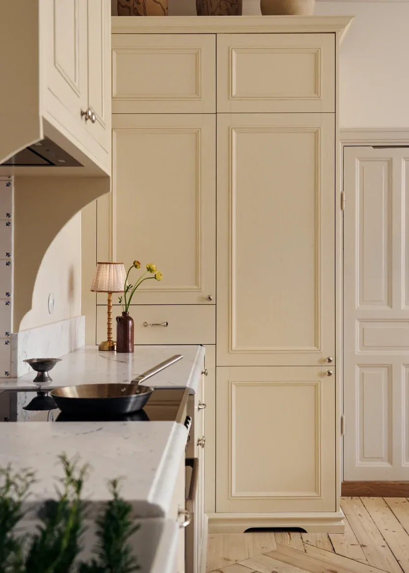 Ramlucka i ask med dekorlist, för högskåp – 60×100 cm