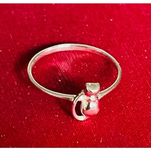Silver ring med liten katt