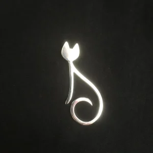 Silversmycke sittande katt